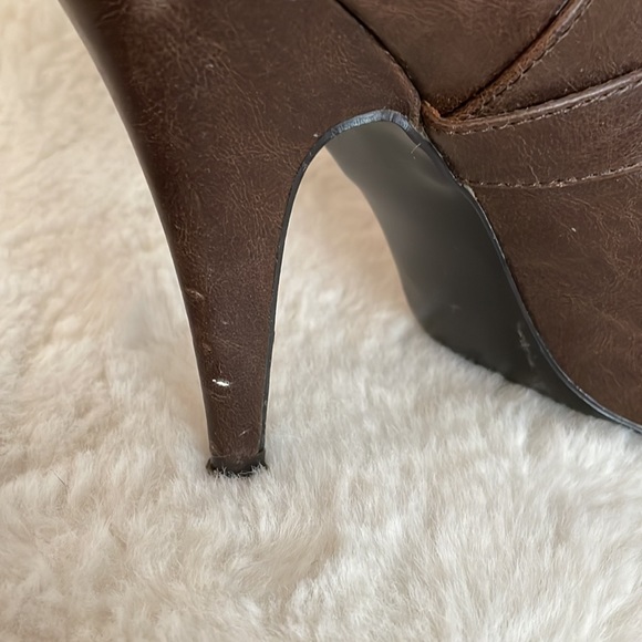 Great condition brown peep toe shoes with side buckles - size 9.5 - Picture 6 of 7